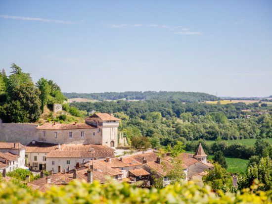 Village d'Aubeterre sur Dronne avec vue sur le château