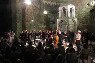 Eglise monolithe Aubeterre - musicien intérieur église