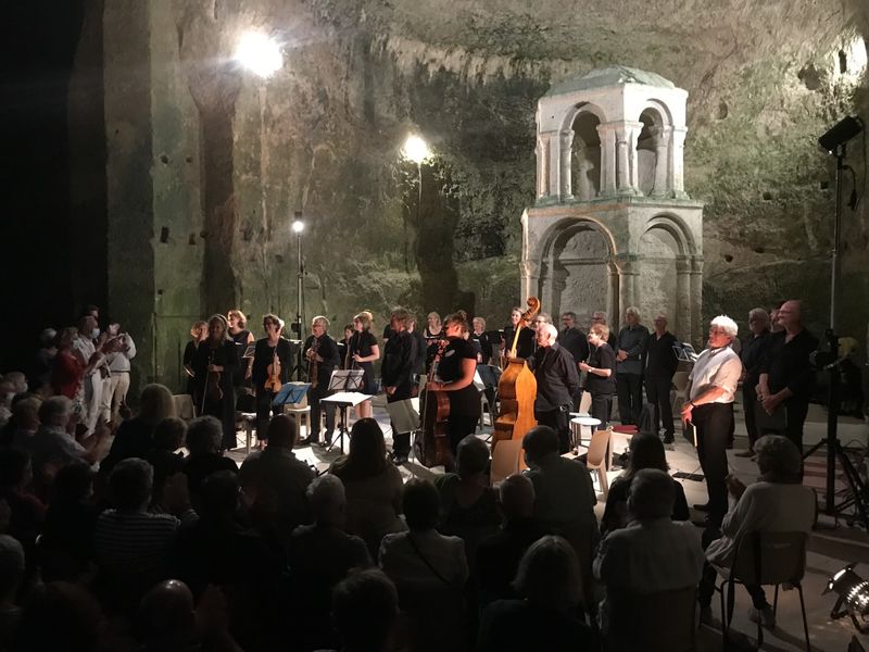 Eglise monolithe Aubeterre - musicien intérieur église